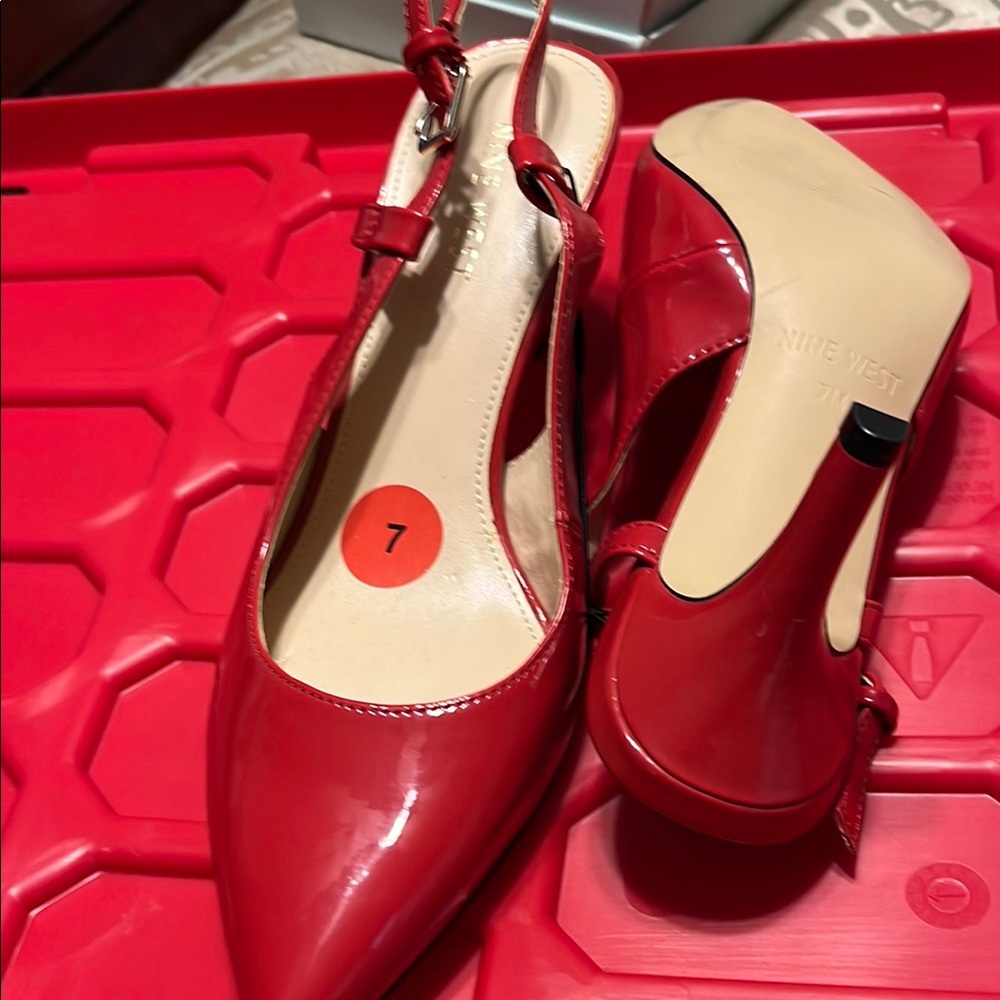 Red Slingback Heels with Glossy Finish and Pointed Toe